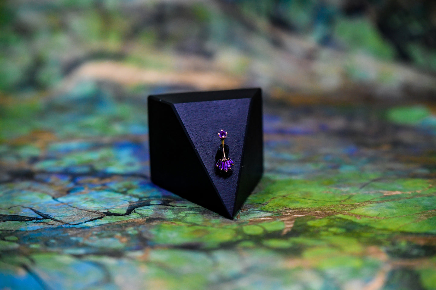 Curva de ombligo de titanio con circonitas cúbicas