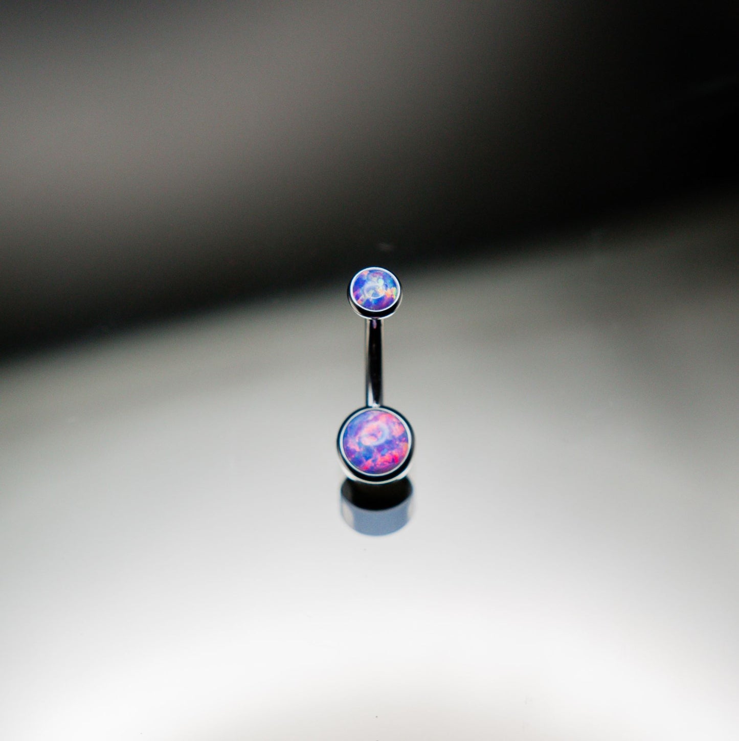 Curva de ombligo de titanio con ópalos blancos